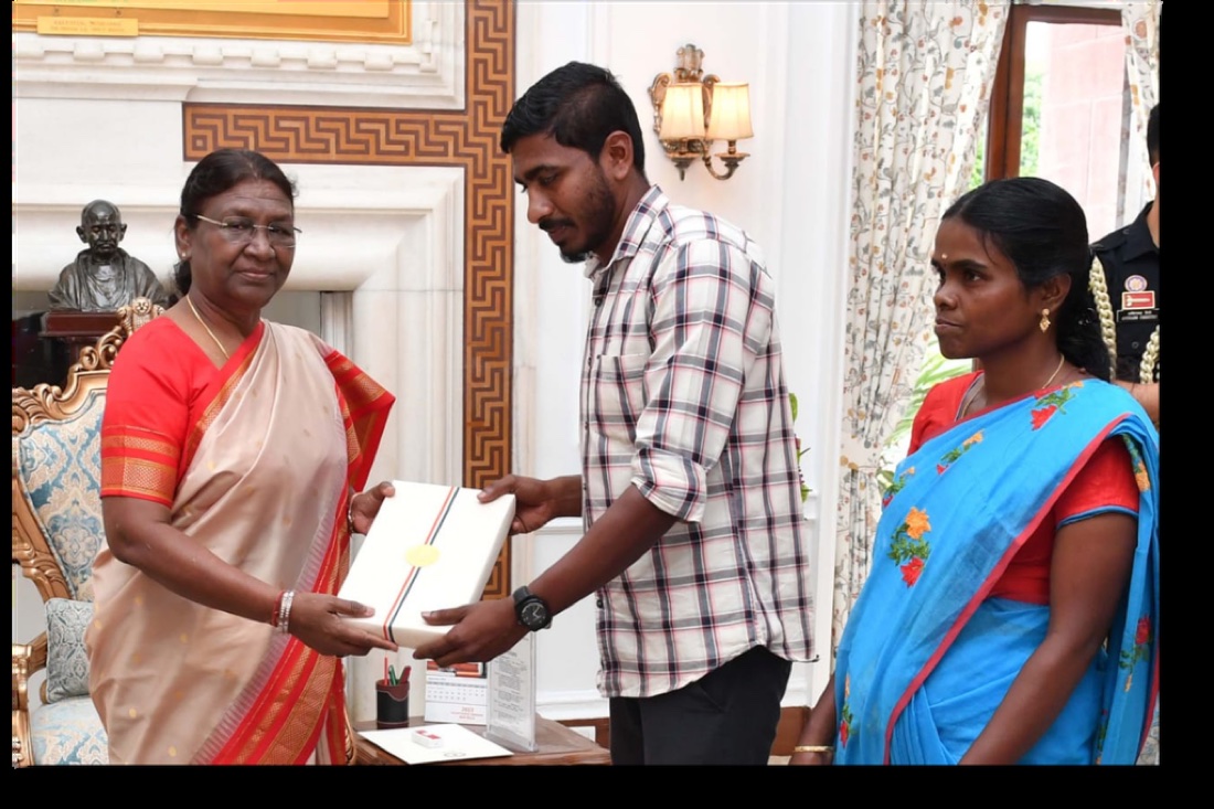 Vidyodaya alumni being received by the President of India