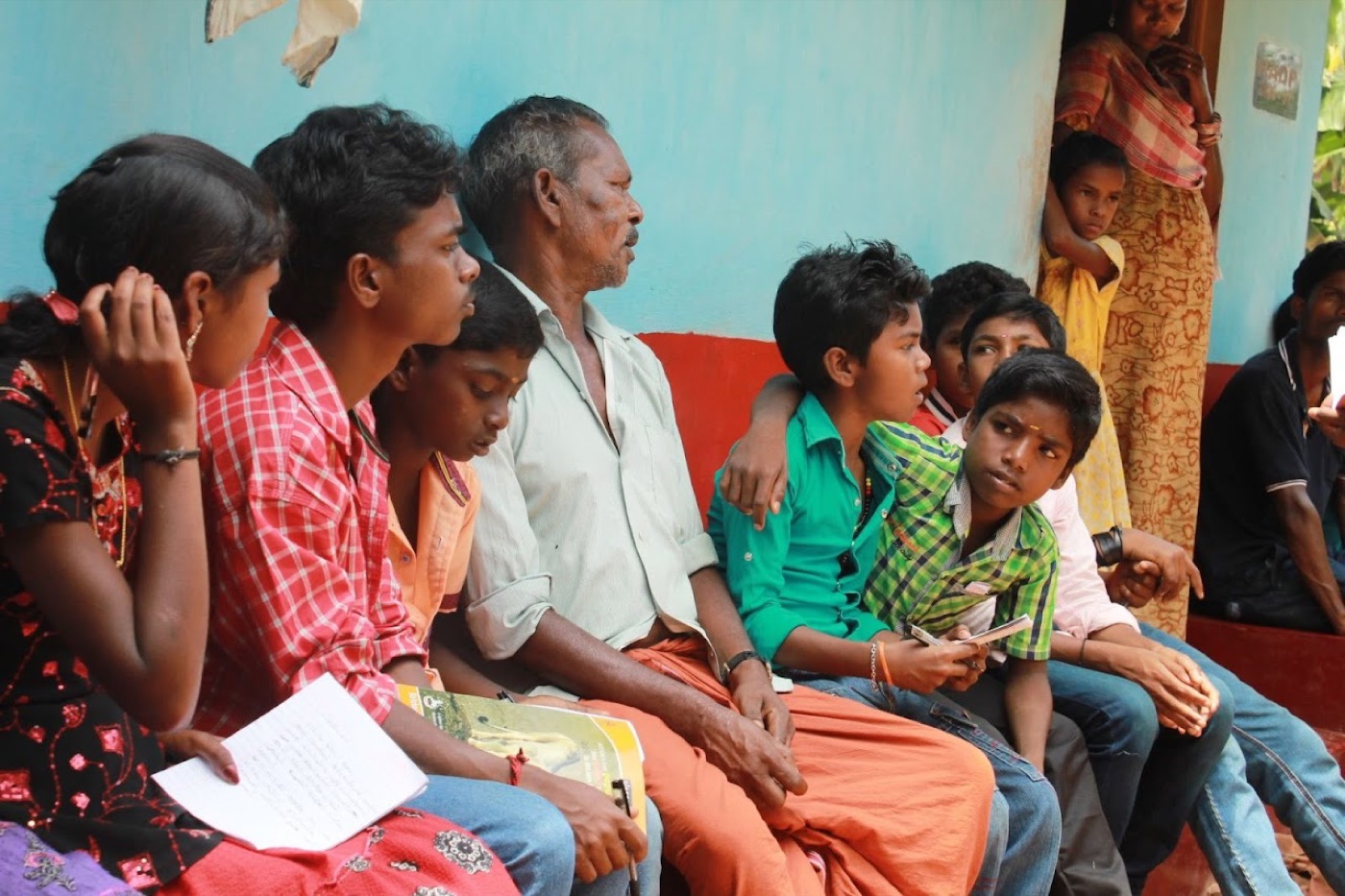 A village family and children of Mundakunnu sitting together